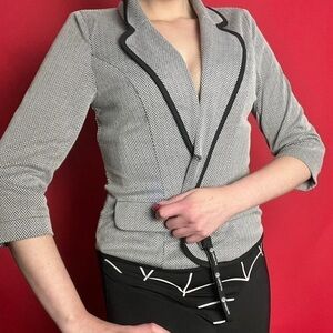 Classy low cut / almost cropped blazer  🤍🖤​​​​​​​​​​​​​​​​​​​​​